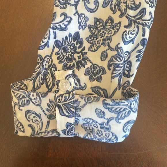 CHRISTIAN SIRIANO Women’s white Blue light weight flowered Blouse Size Medium - Picture 11 of 11
